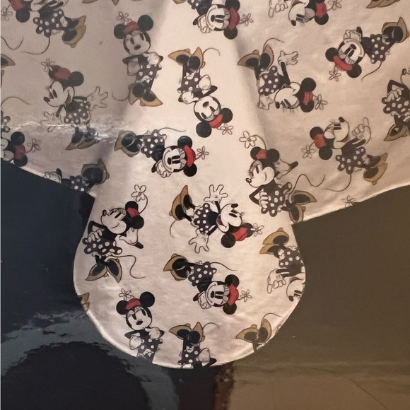 Disney Minnie Mouse NWT adorable PEVA flannelback 70” round tablecloth - Picture 4 of 13